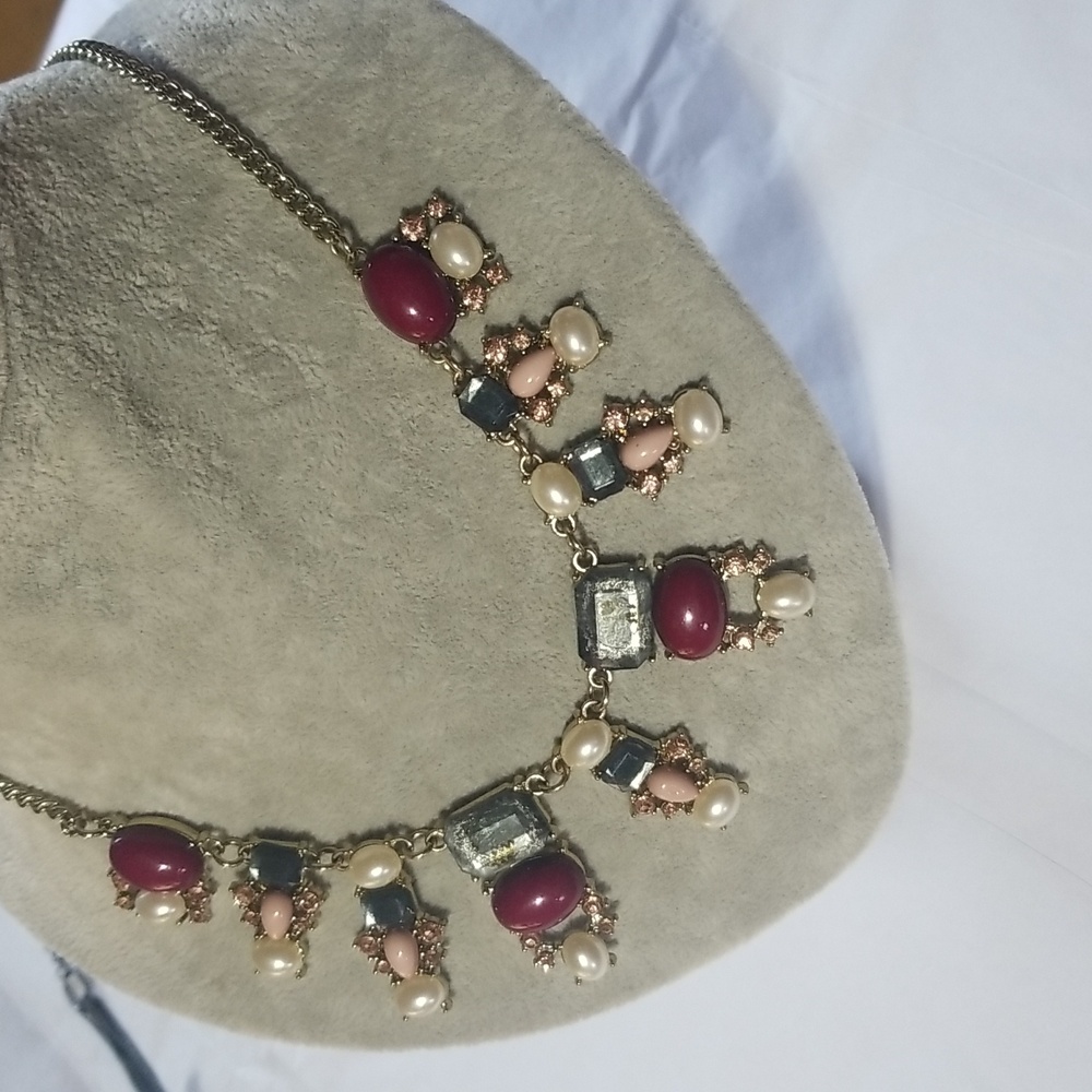 She Makes A Statement Pretty Statement Necklace - image 2